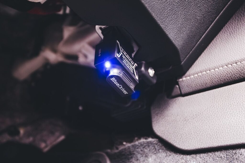 Lecteur de codes branché sur la prise de diagnostic d'une voiture