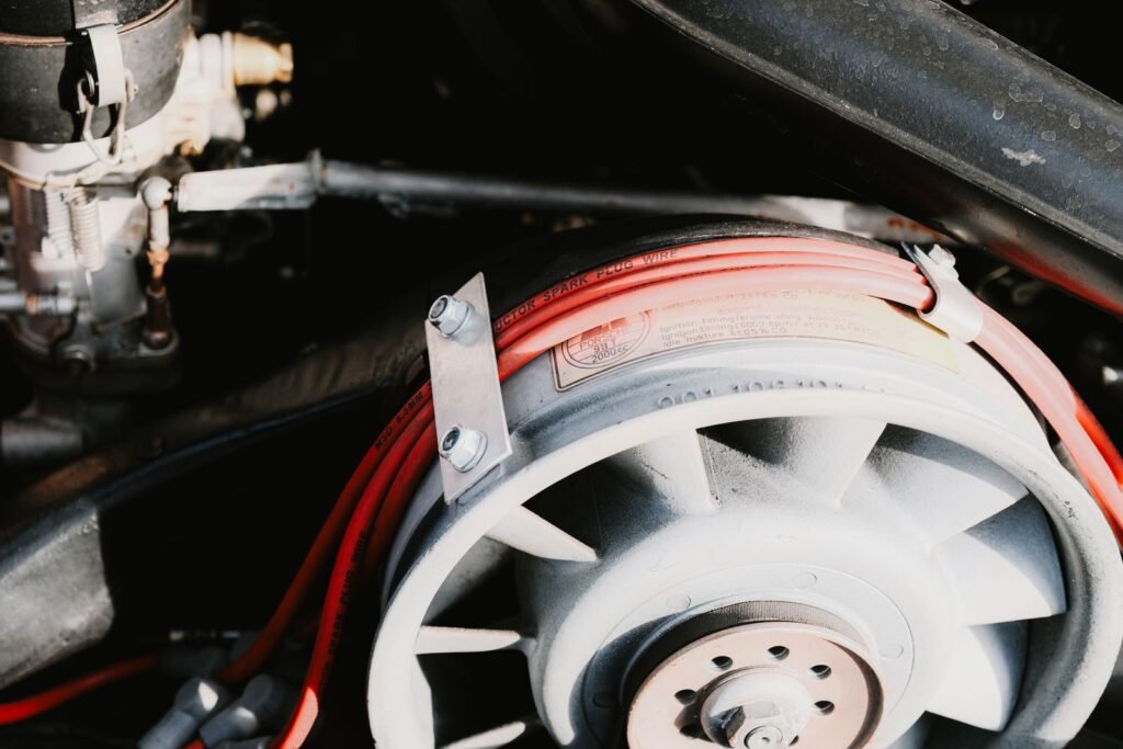 Câblage électrique dans le compartiment moteur d'une voiture