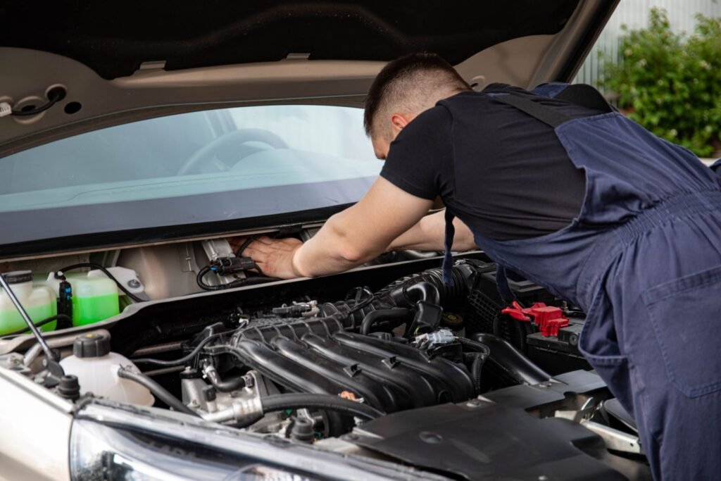 Technicien qui entretient le moteur d'une voiture