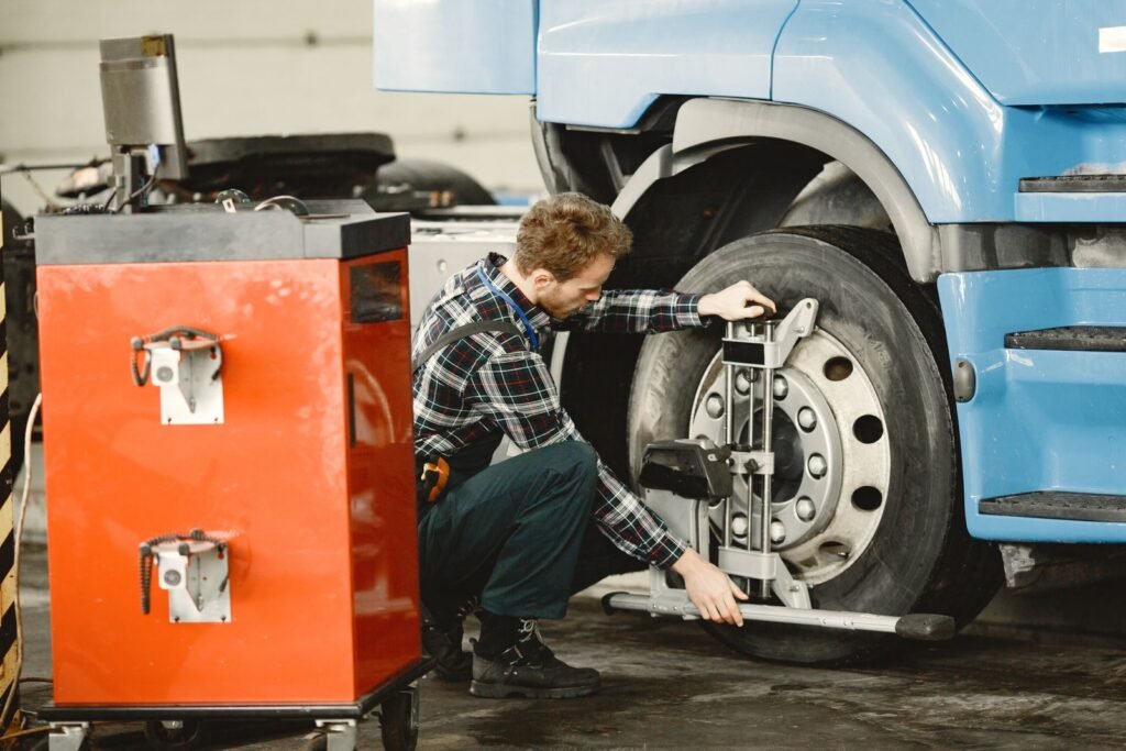 Appareil de géométrie fixé sur la roue d'une voiture