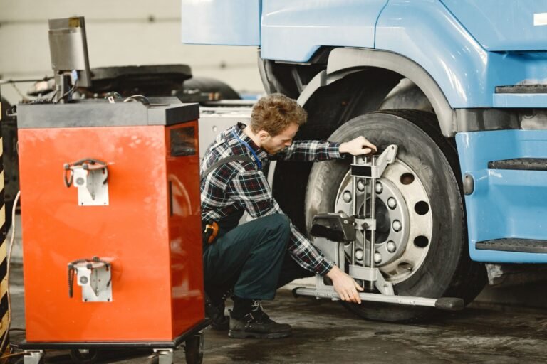 Appareil de géométrie fixé sur la roue d'une voiture