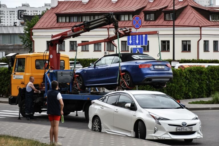 Dépanneuse qui remorque une voiture en ville