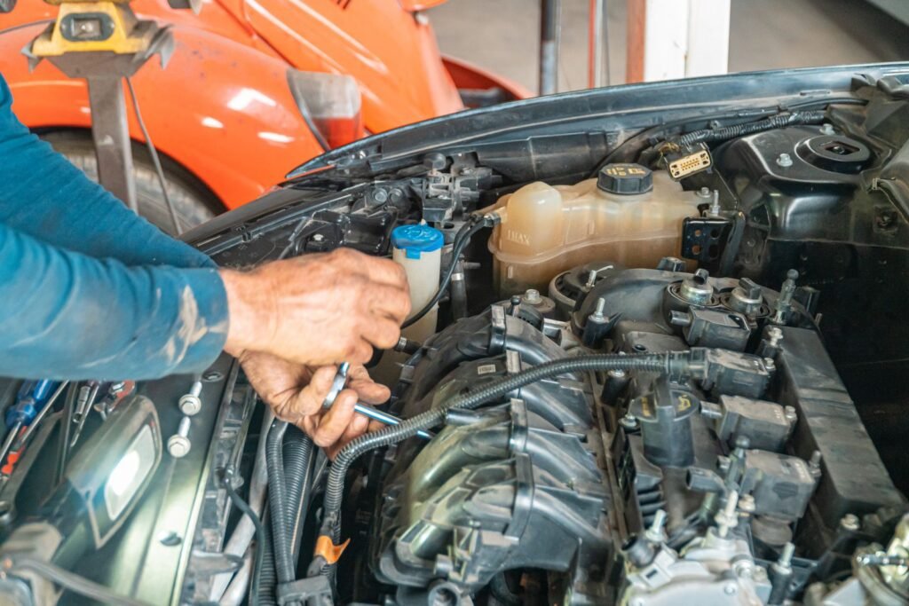 Réparation du moteur d'une voiture