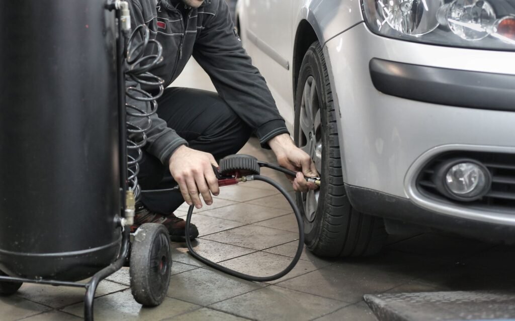 Vérification d'un pneu de voiture avant réparation