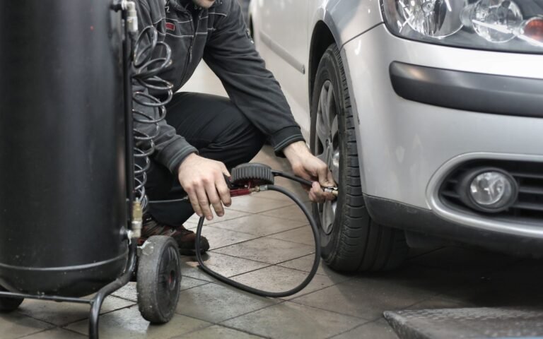 Vérification d'un pneu de voiture avant réparation